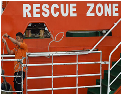 Debris from missing AirAsia Flight 8501 spotted off Indonesia coast