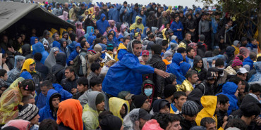 Thousands stranded at Balkan borders