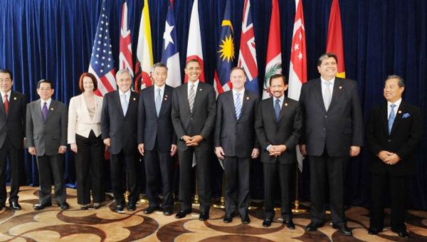 The US, Japan and 10 other Pacific rim countries have signed a controversial and sweeping trade agreement that covers about 40% of the world economy.The Trans Pacific Partnership (TPP) will create a new Pacific economic bloc with reduced trade barriers between the 12 nations involved.The deal was signed after five days of talks in Atlanta in the US but has been under negotiation for five years.