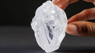 Largest uncut diamond set for auction