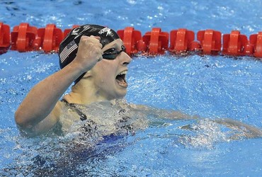 Katie Ledecky breaks 400m freestyle world record