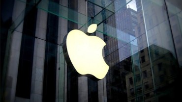 Apple becomes first company to hit $800 bn valuation mark