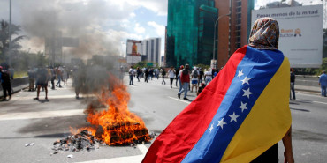 US to withdraw all staff from Venezuela amid political crisis