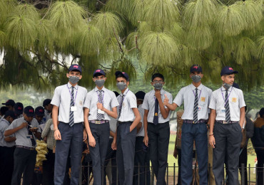 Delhi continues to reel under severe air pollution