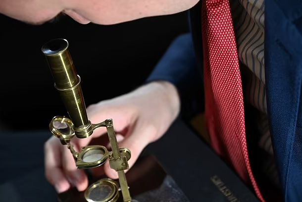 Microscope owned by Charles Darwin goes up for auction