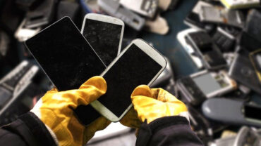 Five billion phones to be thrown away in 2022